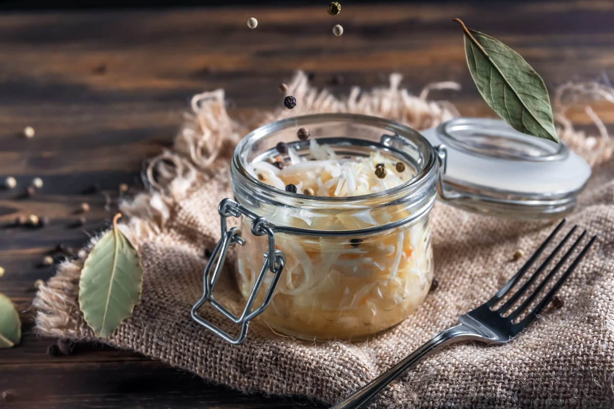 Chou fermenté maison au poivre et laurier