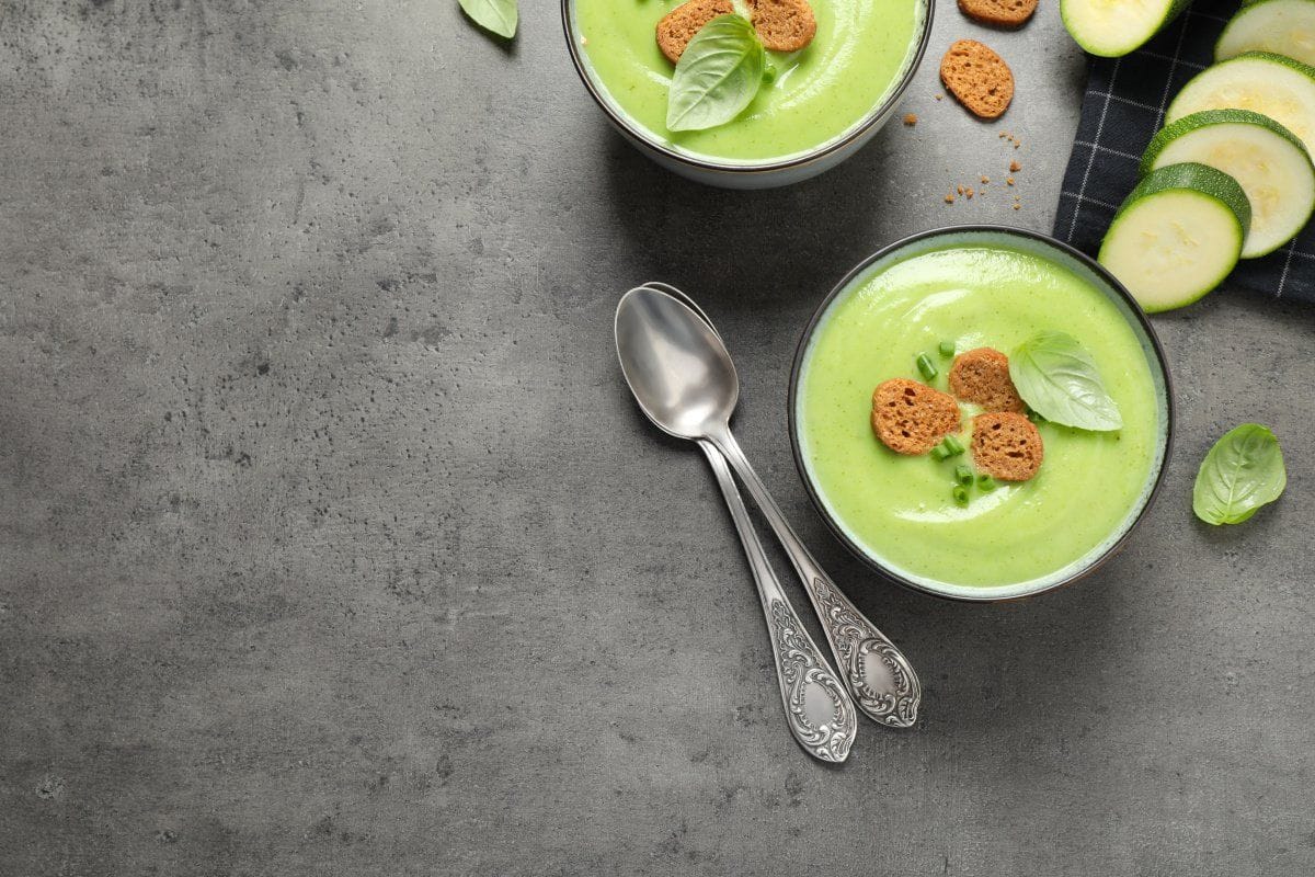 Crème de courgettes et croûtons au basilic