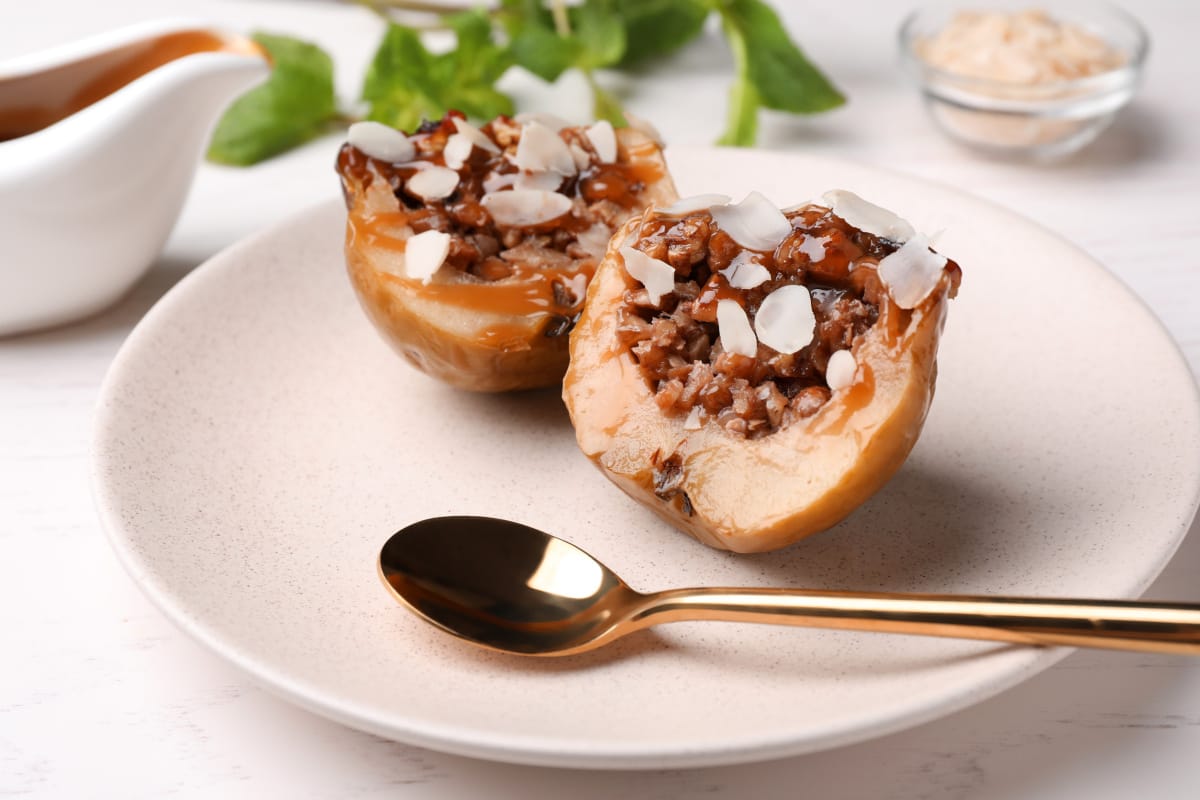 Demi-pommes au four, noix et caramel