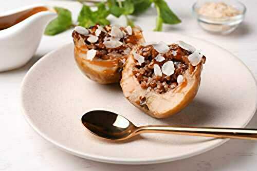 Demi-pommes au four, noix et caramel