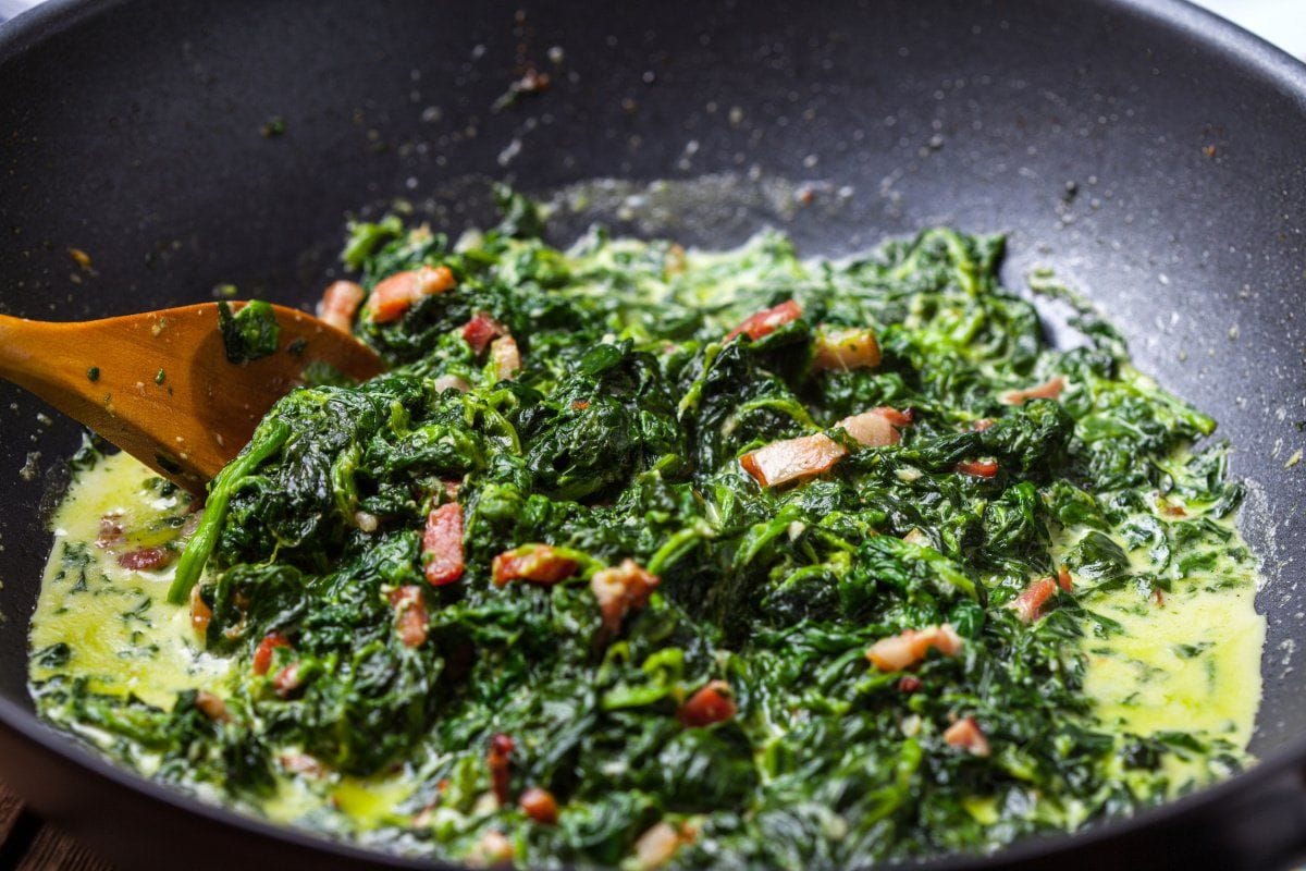 Épinards au bacon et à la crème au wok