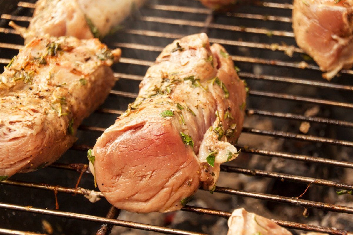 Filet mignon de porc mariné aux herbes