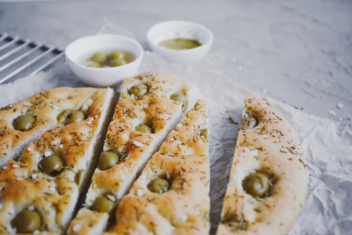 Focaccia aux olives vertes et herbes