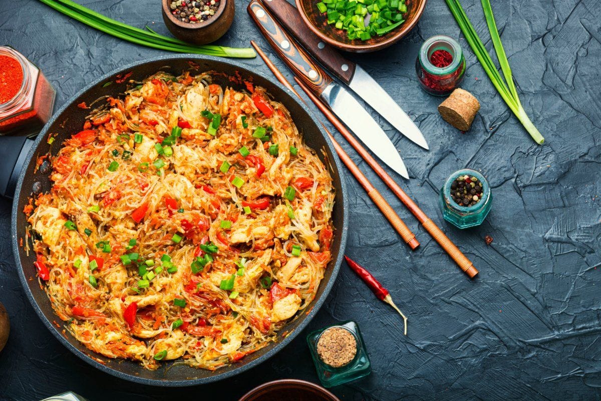 Funchoza, sauté de poulet aux nouilles coréennes