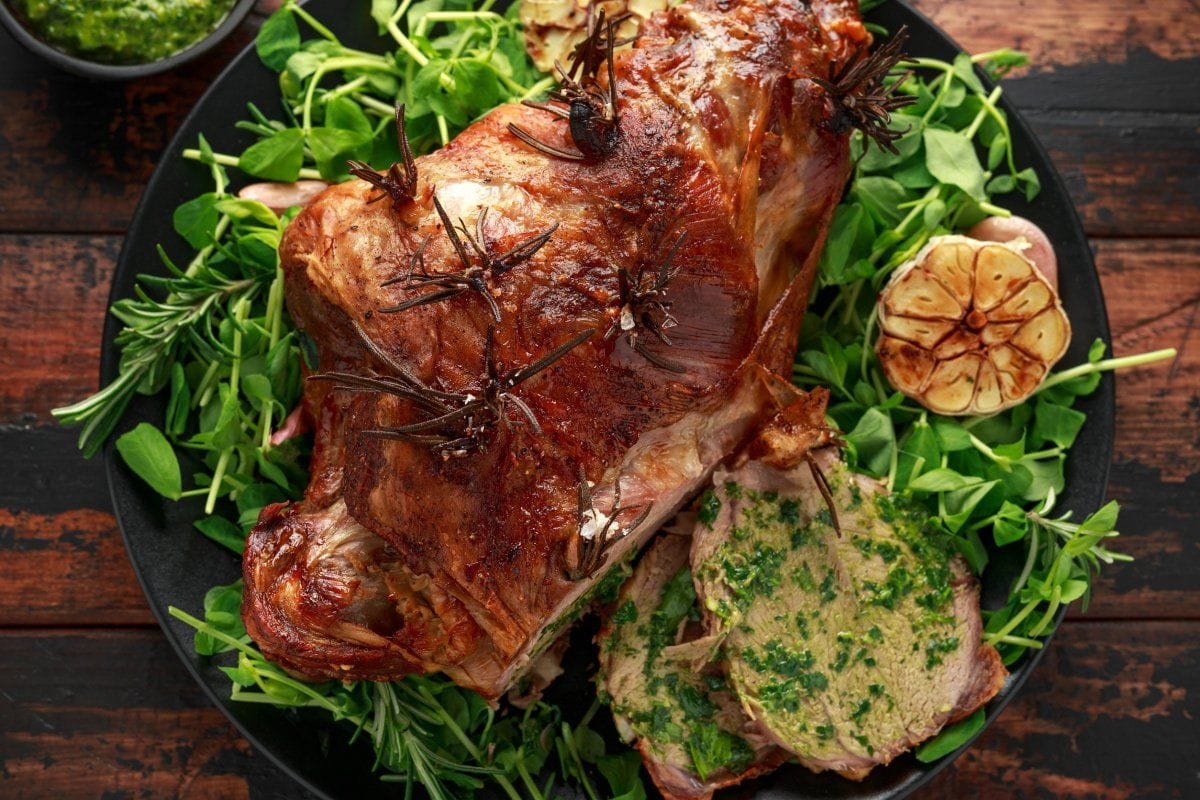 Gigot d'agneau rôti, sauce à la menthe