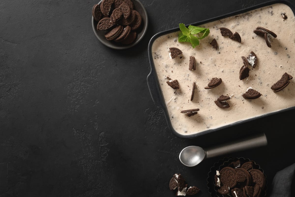Glace vanille et éclats de biscuits au chocolat