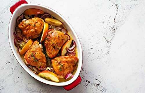 Hauts de cuisses de poulet aux pommes et oignons rouges