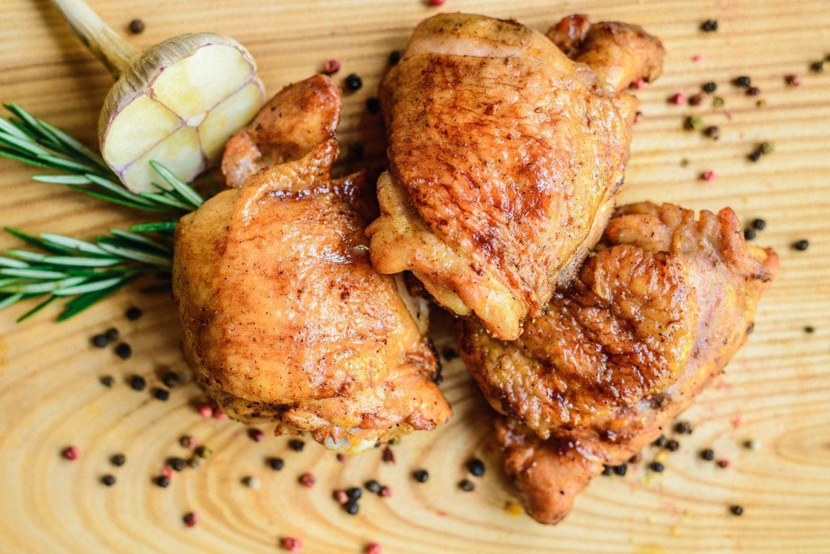 Hauts de cuisses de poulet frits à l'ail et romarin