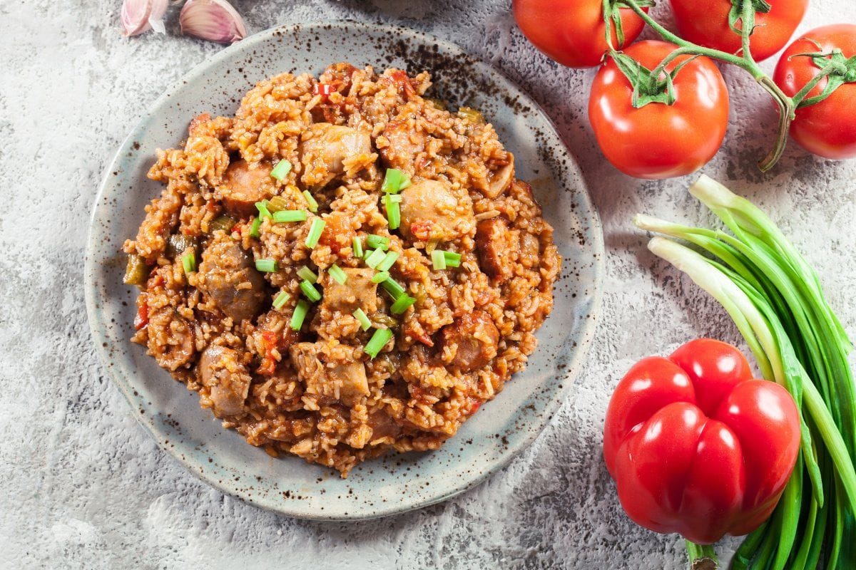 Jambalaya épicé au poulet et saucisse