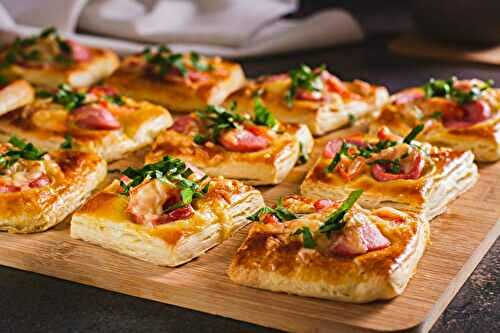 Mini-pizzas carrées à la saucisse, tomate et basilic