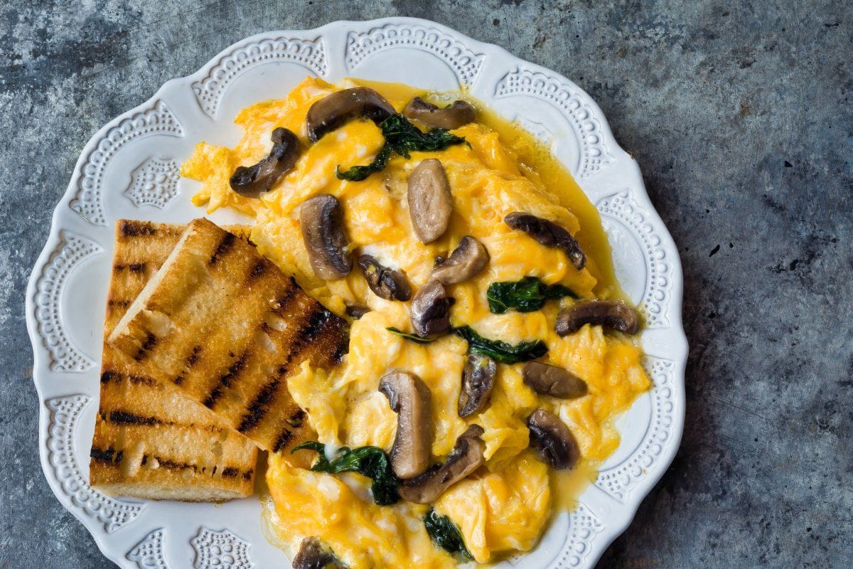 Œufs brouillés aux champignons et épinards