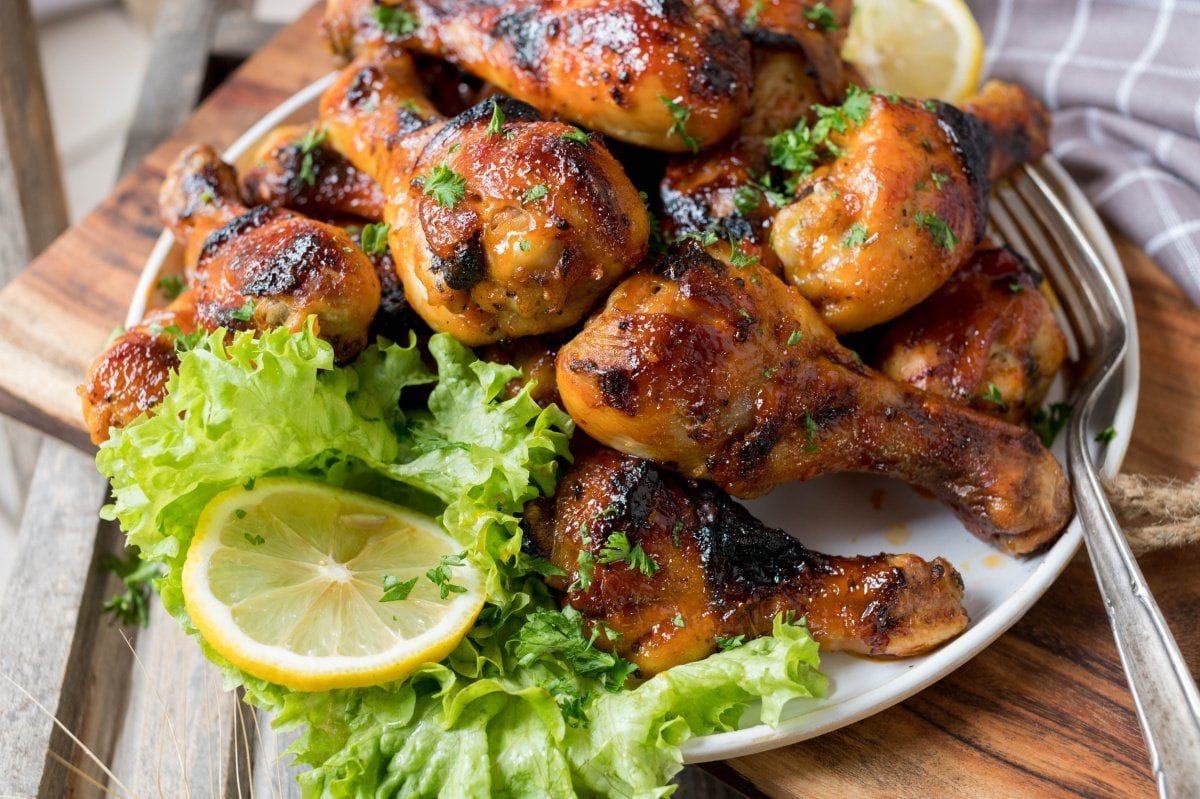 Pilons de poulet grillés et laqués au citron et persil