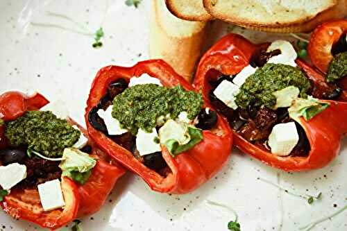 Poivrons rouges farcis au pesto et à la mozzarella