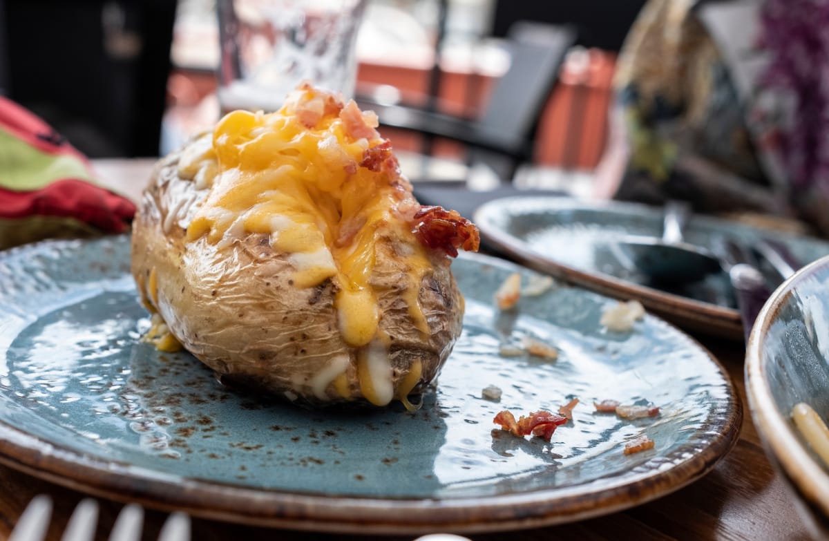 Pomme de terre au four farcie au cheddar et bacon