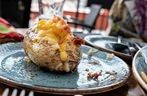Pomme de terre au four farcie au cheddar et bacon