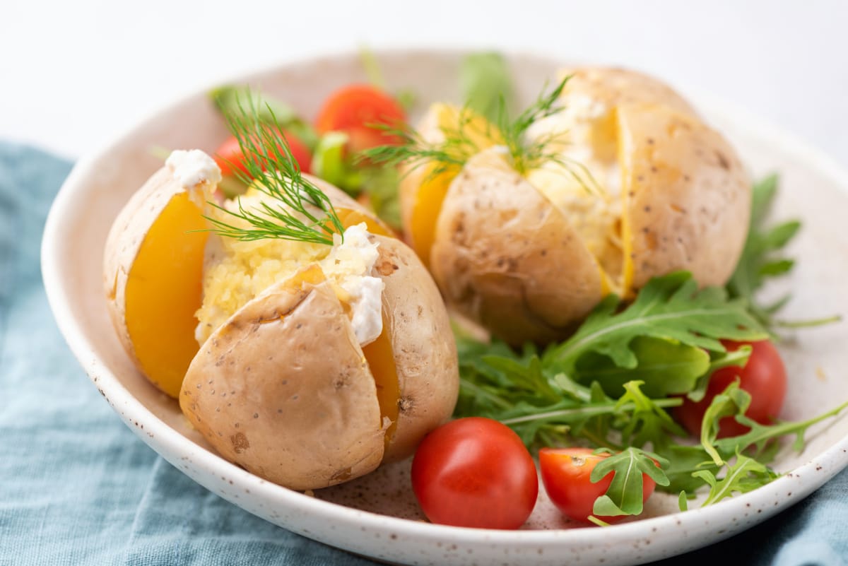 Pommes de terre au four, crème acidulée au fromage et aneth