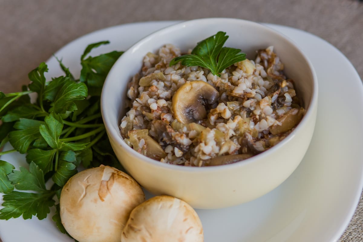 Porridge de sarrasin aux champignons et oignons mijotés