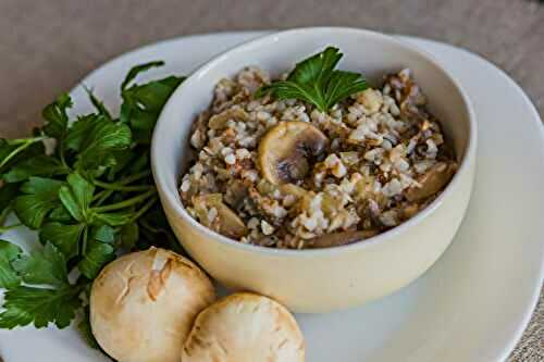 Porridge de sarrasin aux champignons et oignons mijotés