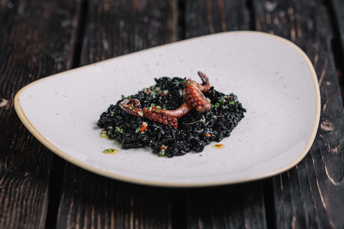 Risotto noir à l'encre de seiche et poulpe grillé