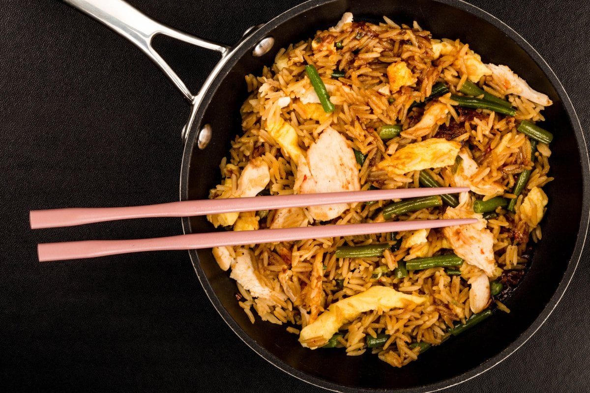 Riz sauté au poulet, haricots verts et œuf
