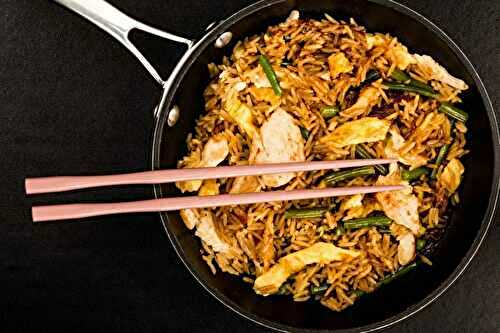 Riz sauté au poulet, haricots verts et œuf