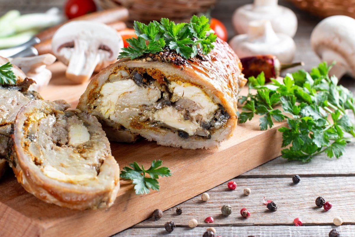 Roulé de porc rôti, farce champignons et fromage