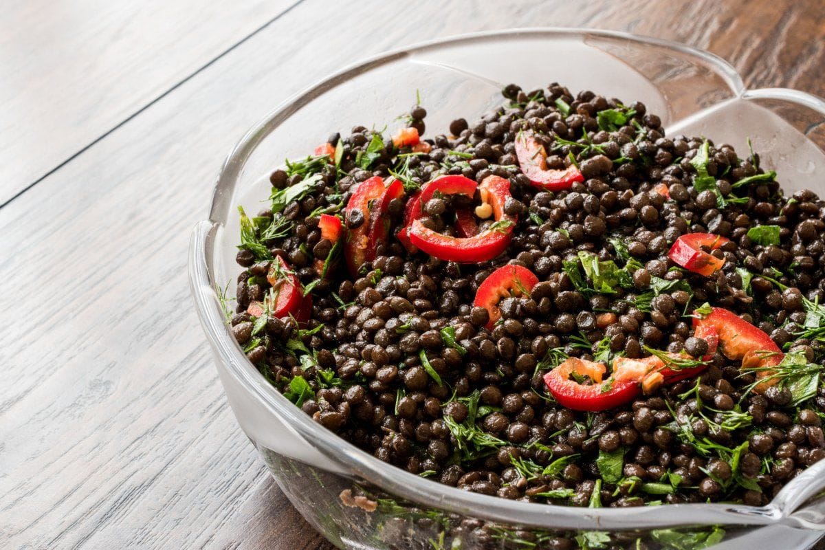Salade de lentilles noires, poivrons et herbes fraîches