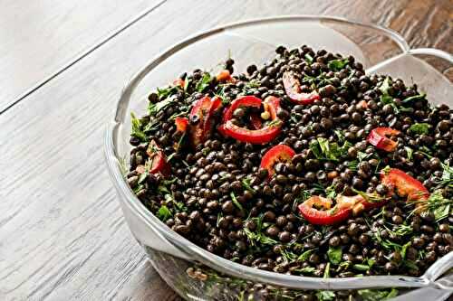 Salade de lentilles noires, poivrons et herbes fraîches