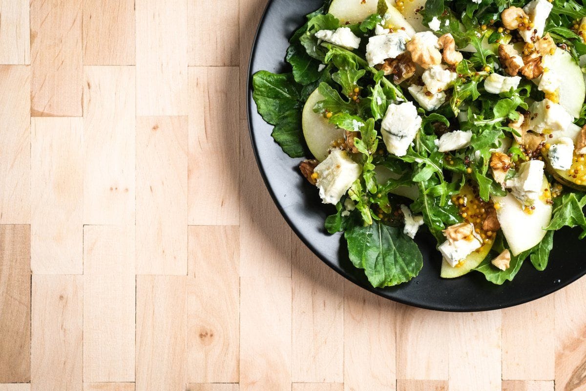 Salade de poire, roquette, noix et bleu