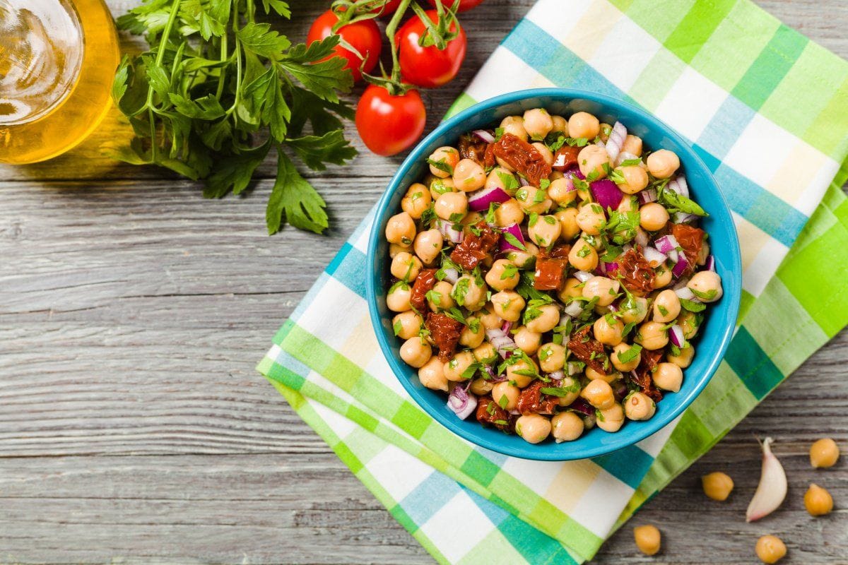 Salade de pois chiches, tomates séchées et oignon rouge