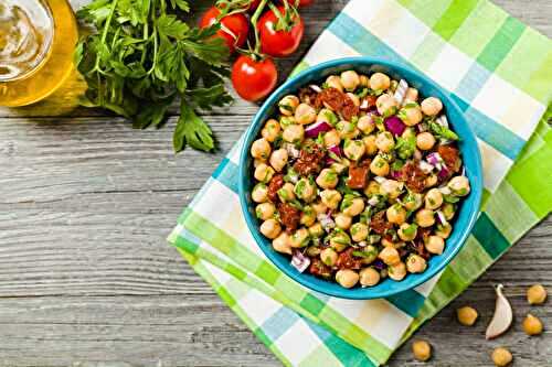 Salade de pois chiches, tomates séchées et oignon rouge