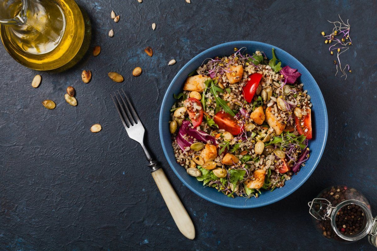 Salade de quinoa, avocat et poulet grillé