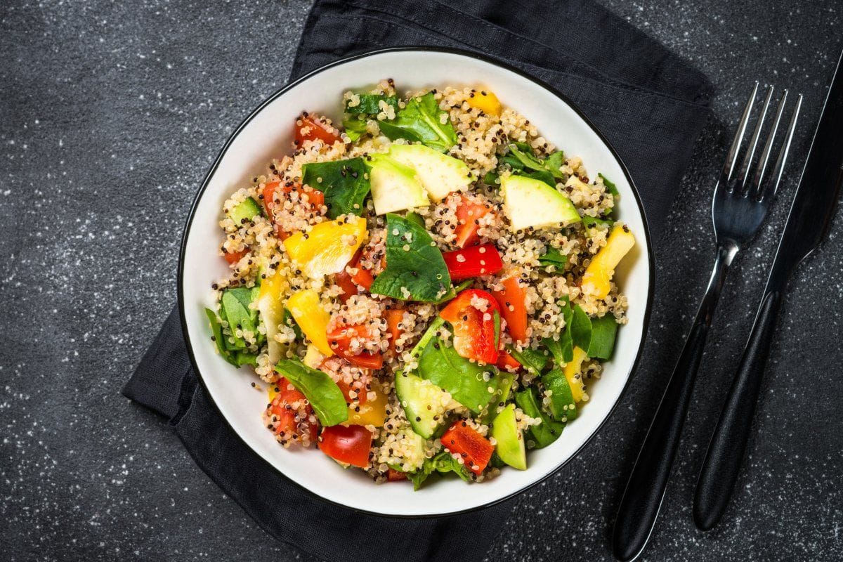 Salade de quinoa colorée aux légumes frais