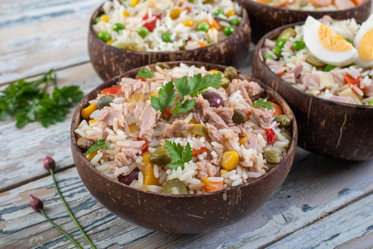 Salade de riz au thon et légumes colorés