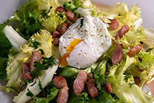 Salade frisée aux lardons et œuf poché