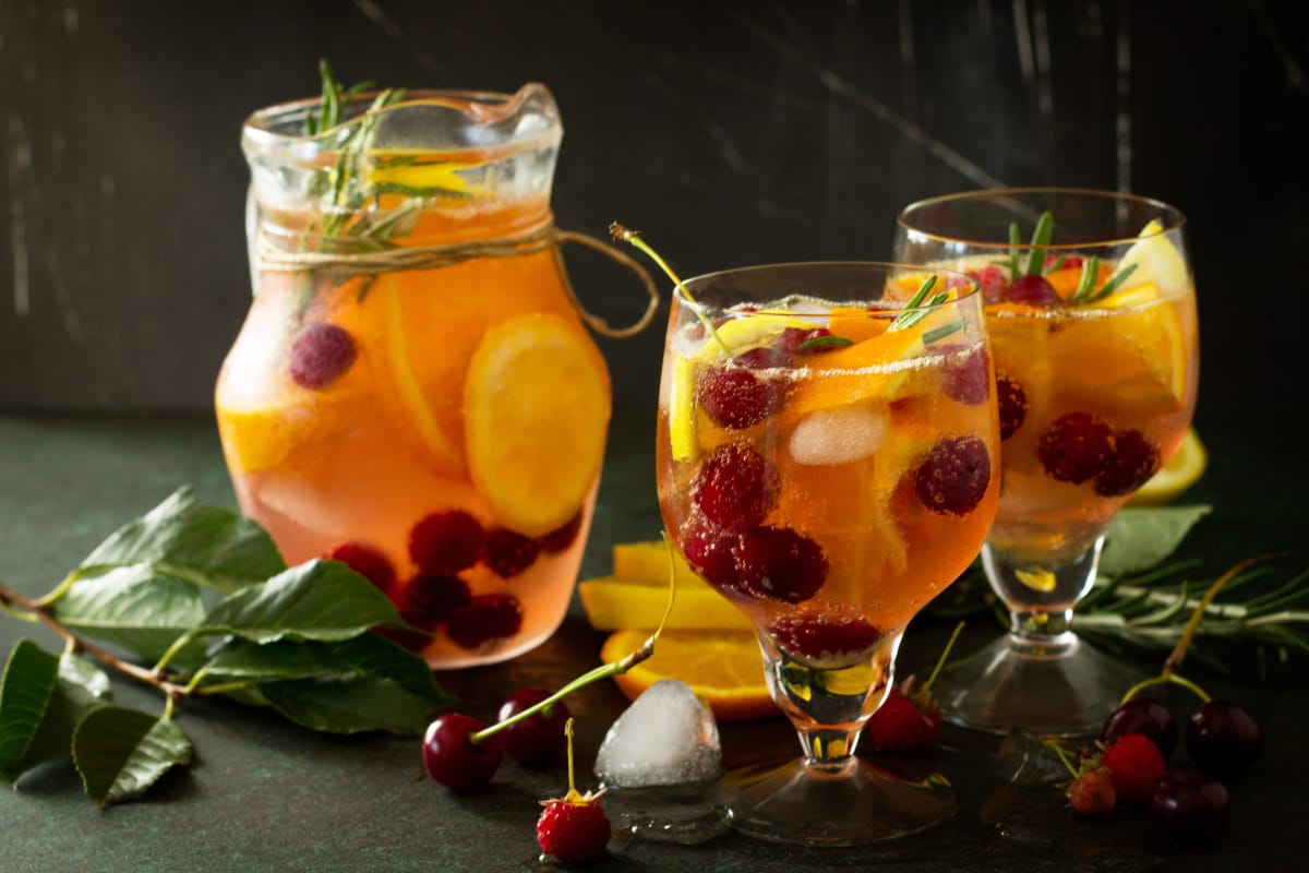 Sangria blanche aux fruits rouges et agrumes