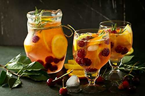 Sangria blanche aux fruits rouges et agrumes
