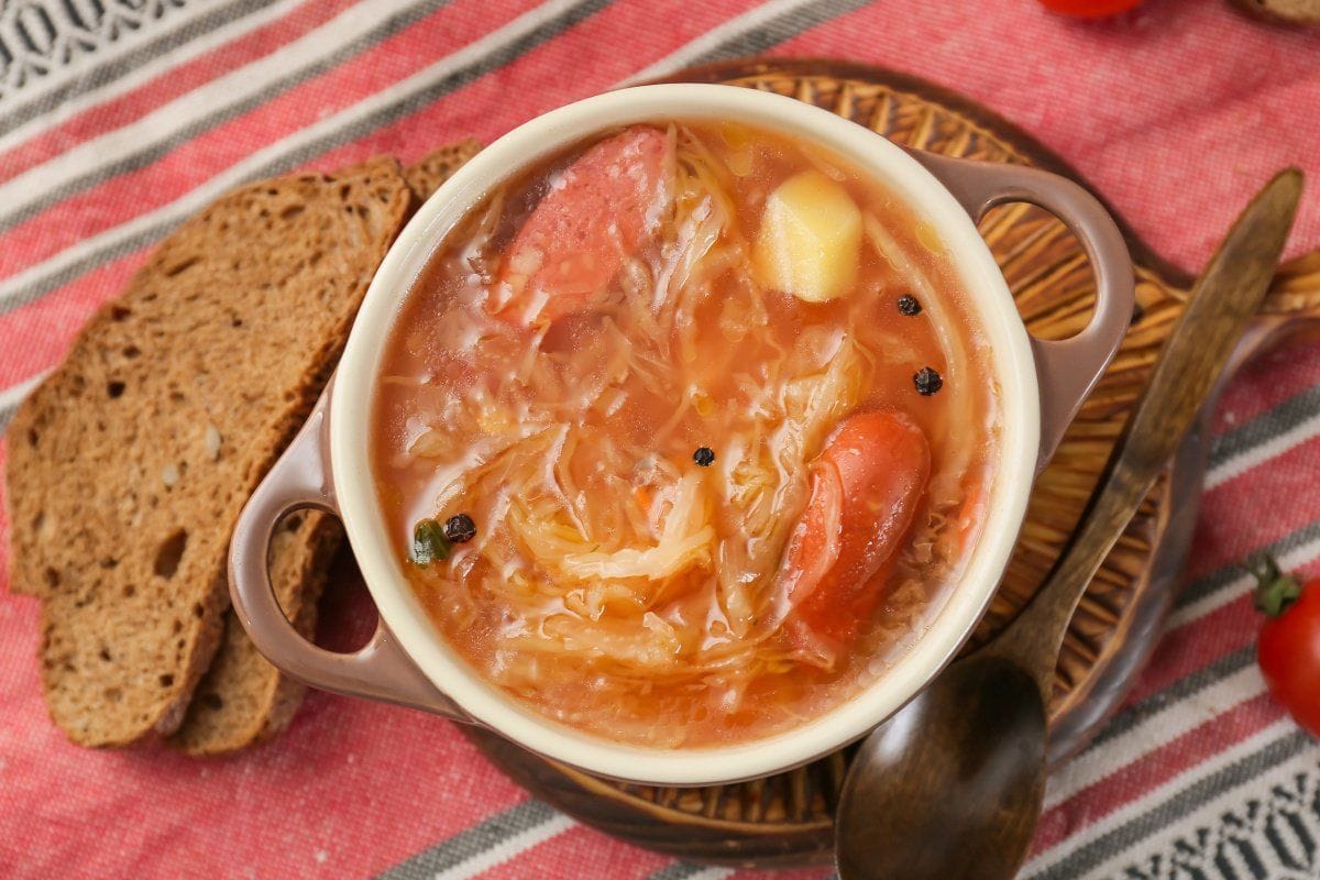 Soupe à la choucroute, saucisse et pommes de terre