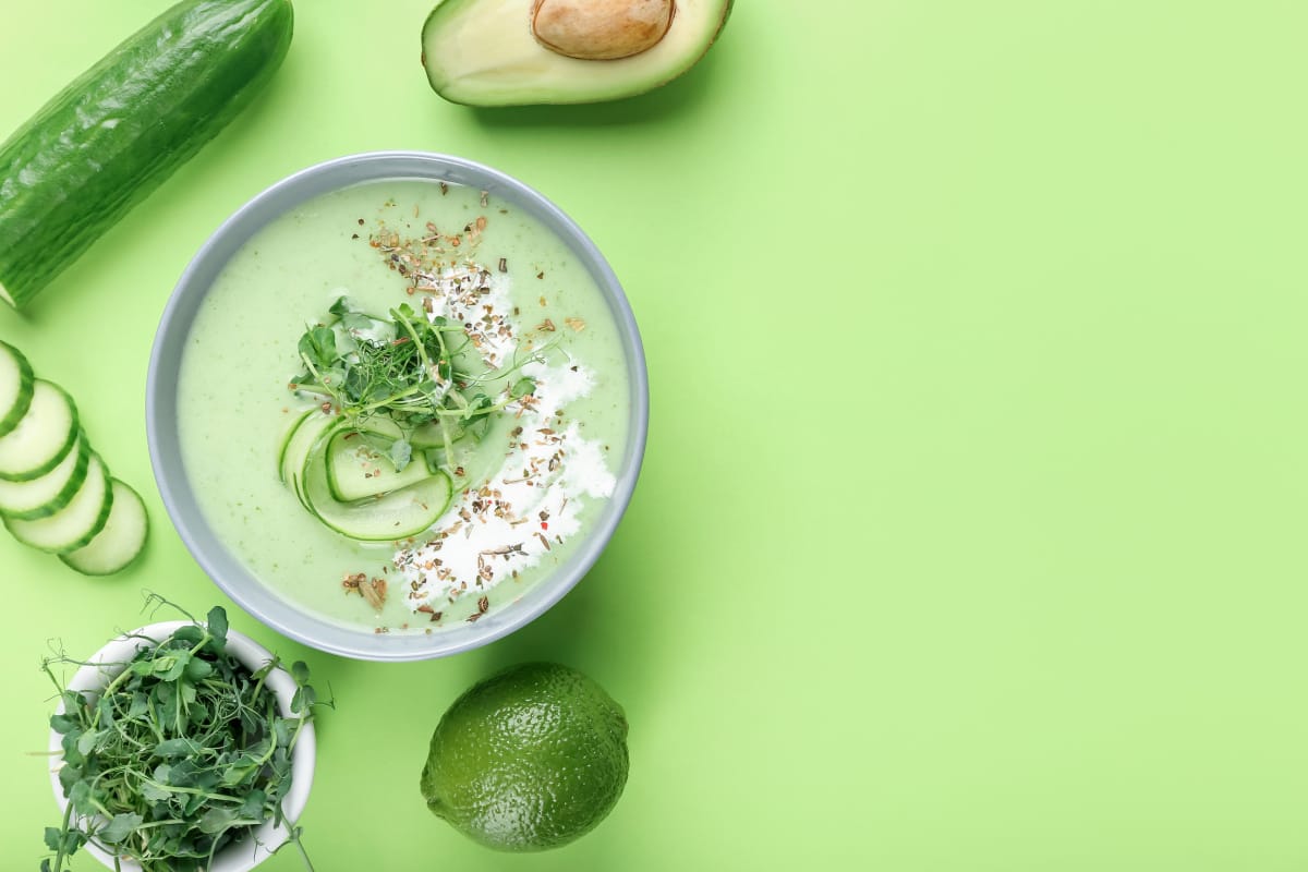 Soupe froide au concombre et à l'avocat
