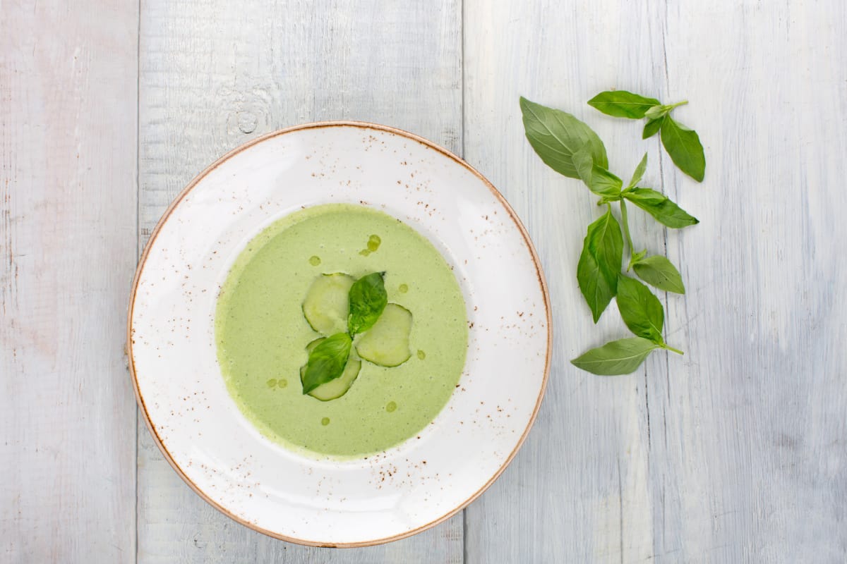 Soupe froide de concombre au basilic