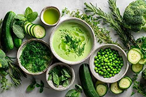 Soupe verte aux légumes et herbes fraîches
