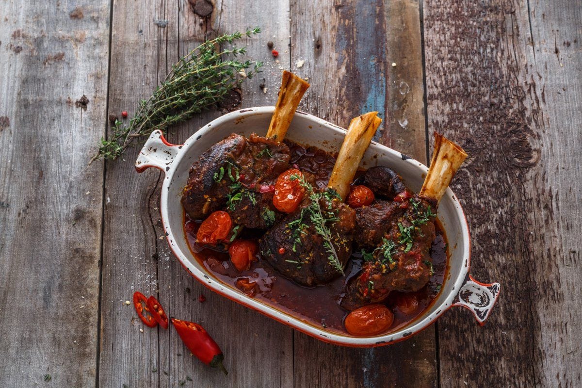Souris d'agneau braisée à la sauce tomate
