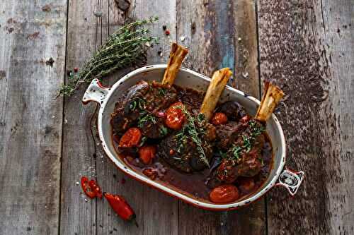 Souris d'agneau braisée à la sauce tomate