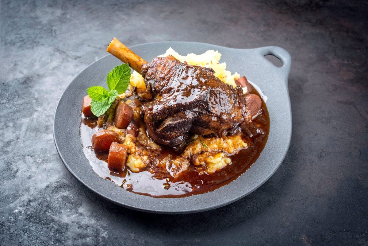 Souris d'agneau braisée au vin rouge et purée maison