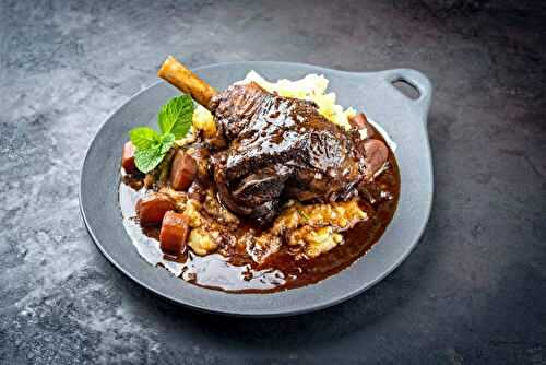 Souris d'agneau braisée au vin rouge et purée maison