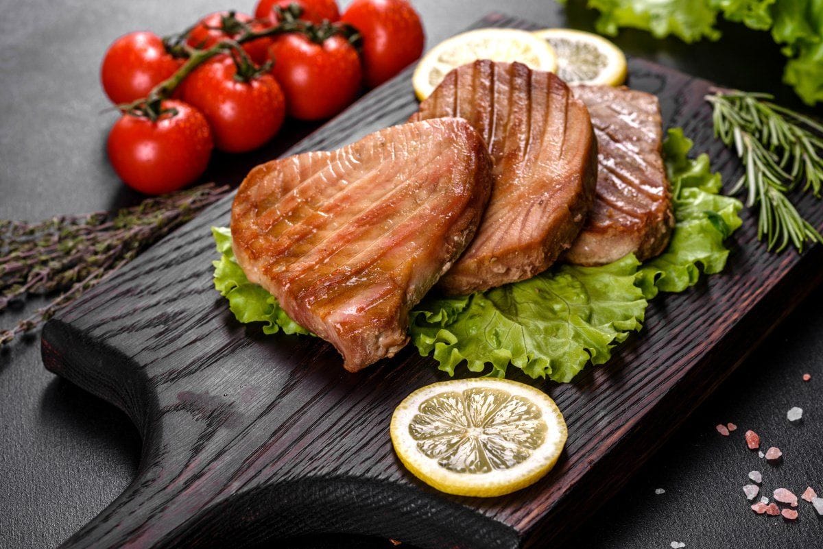 Steak de thon grillé aux épices et herbes
