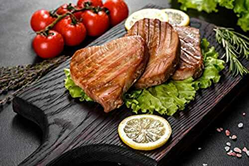 Steak de thon grillé aux épices et herbes