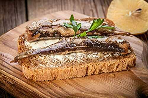 Tartine aux sprats fumés, persil et citron
