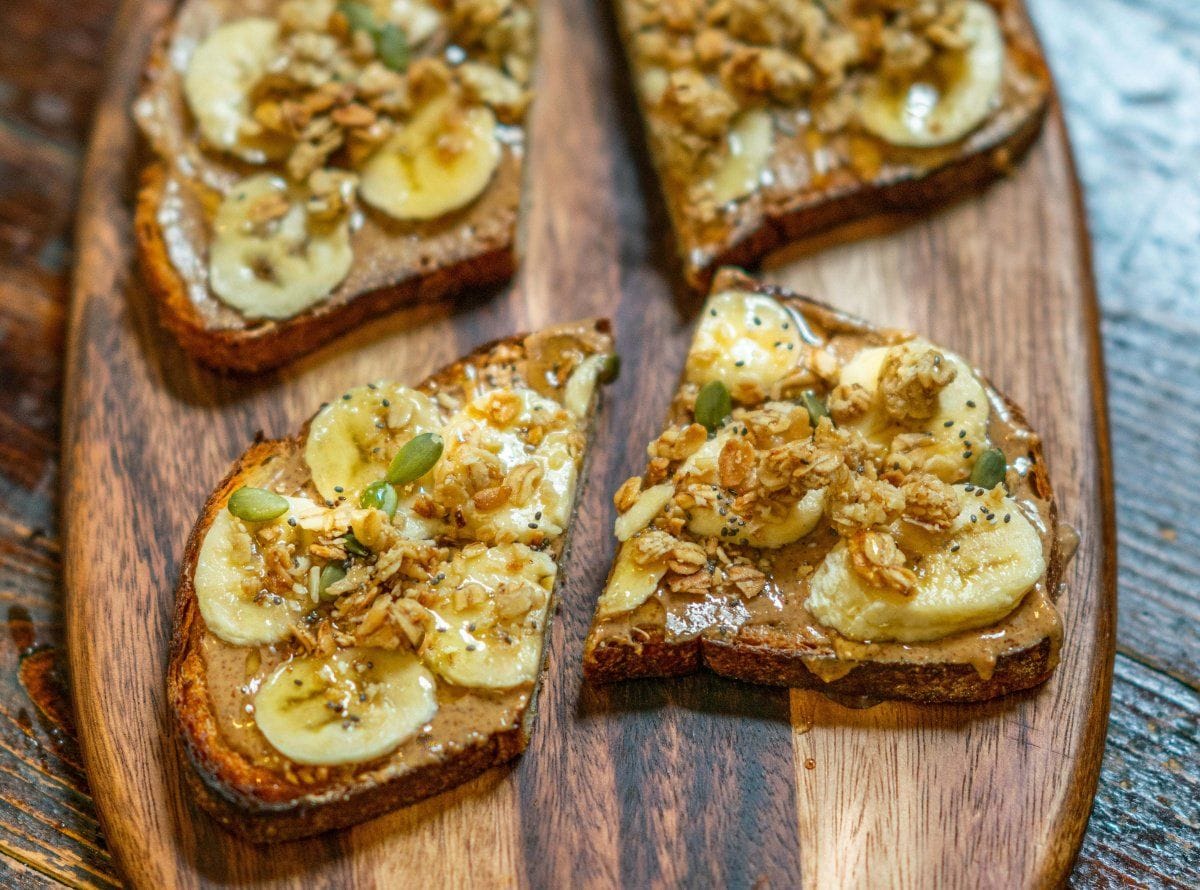 Tartines à la banane, miel et granola
