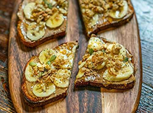 Tartines à la banane, miel et granola